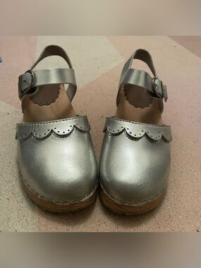 Hanna Andersson Big Girls Silver Clogs 32/1